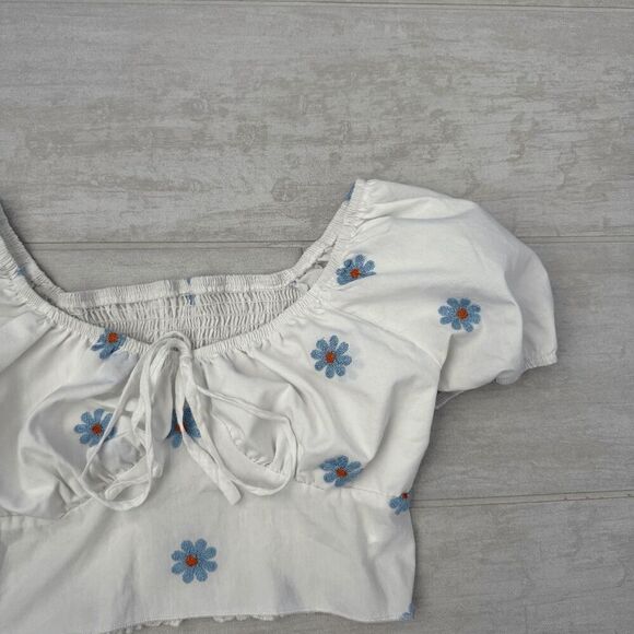 SHEIN White Crop Top Blue Embroidered Daises Milkmaid Smocked Back Medium Floral - Picture 2 of 7
